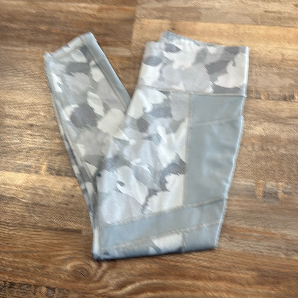 Athleta gray camo leggings size M
***only worn 1x***
